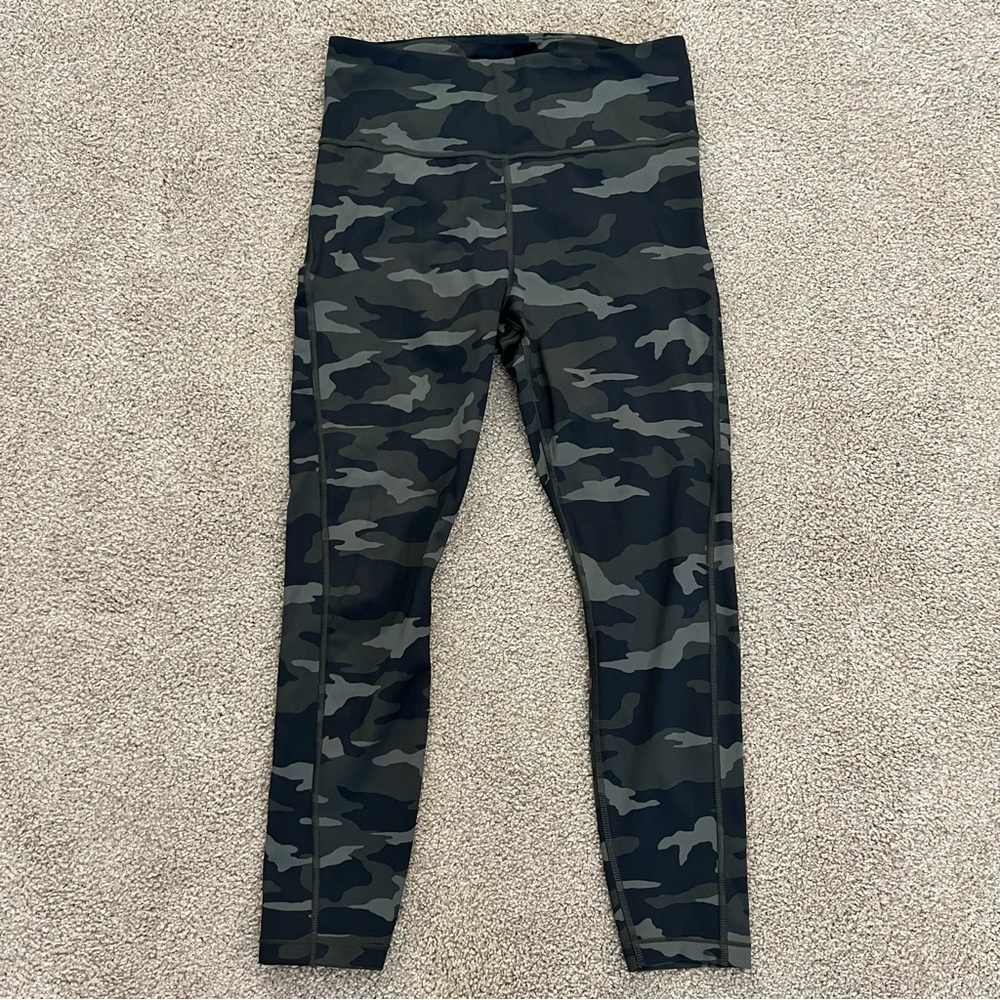 Athleta Ultimate 7/8 Tight Womens Small Green Camo Stash Pocket Yoga